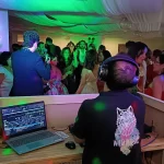 DJ profesional de Wild Music Sevilla pinchando música en directo y animando la pista de baile llena de invitados en una boda exclusiva.