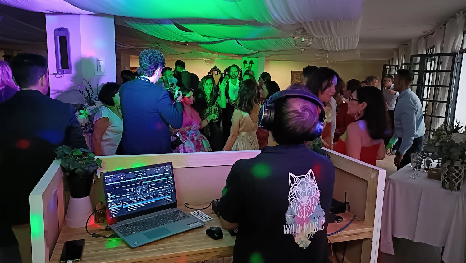 DJ Wild Music pinchando música en directo para bodas y eventos en Sevilla