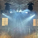 Espectacular montaje de iluminación DJ Set Personalizado con estructura truss, focos y bola de espejos por Wild Music Sevilla.
