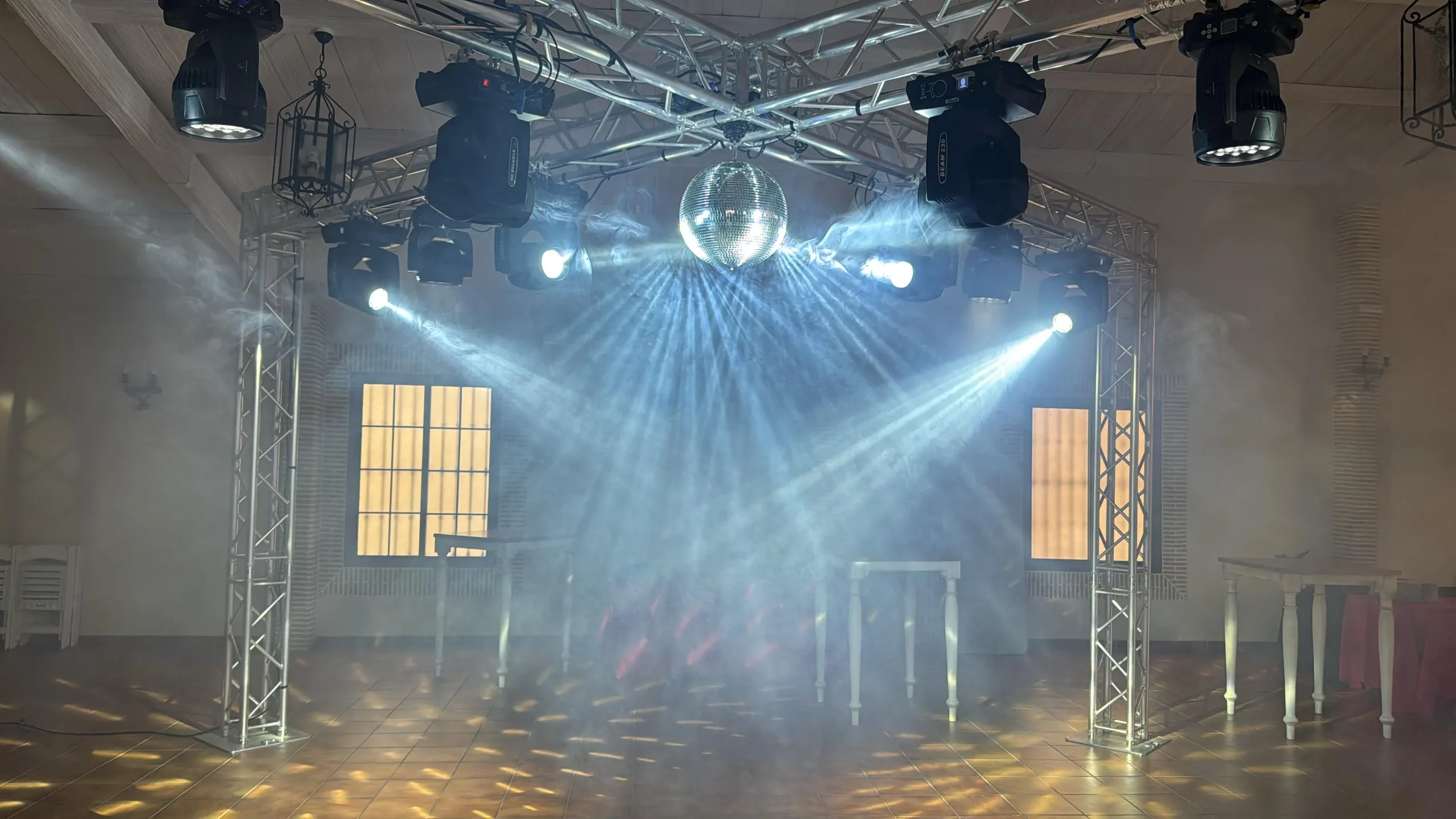 Montaje Set Supreme de Wild Music con estructura semicubo, bola de espejos, iluminación profesional y efectos especiales para bodas y eventos de gran formato.