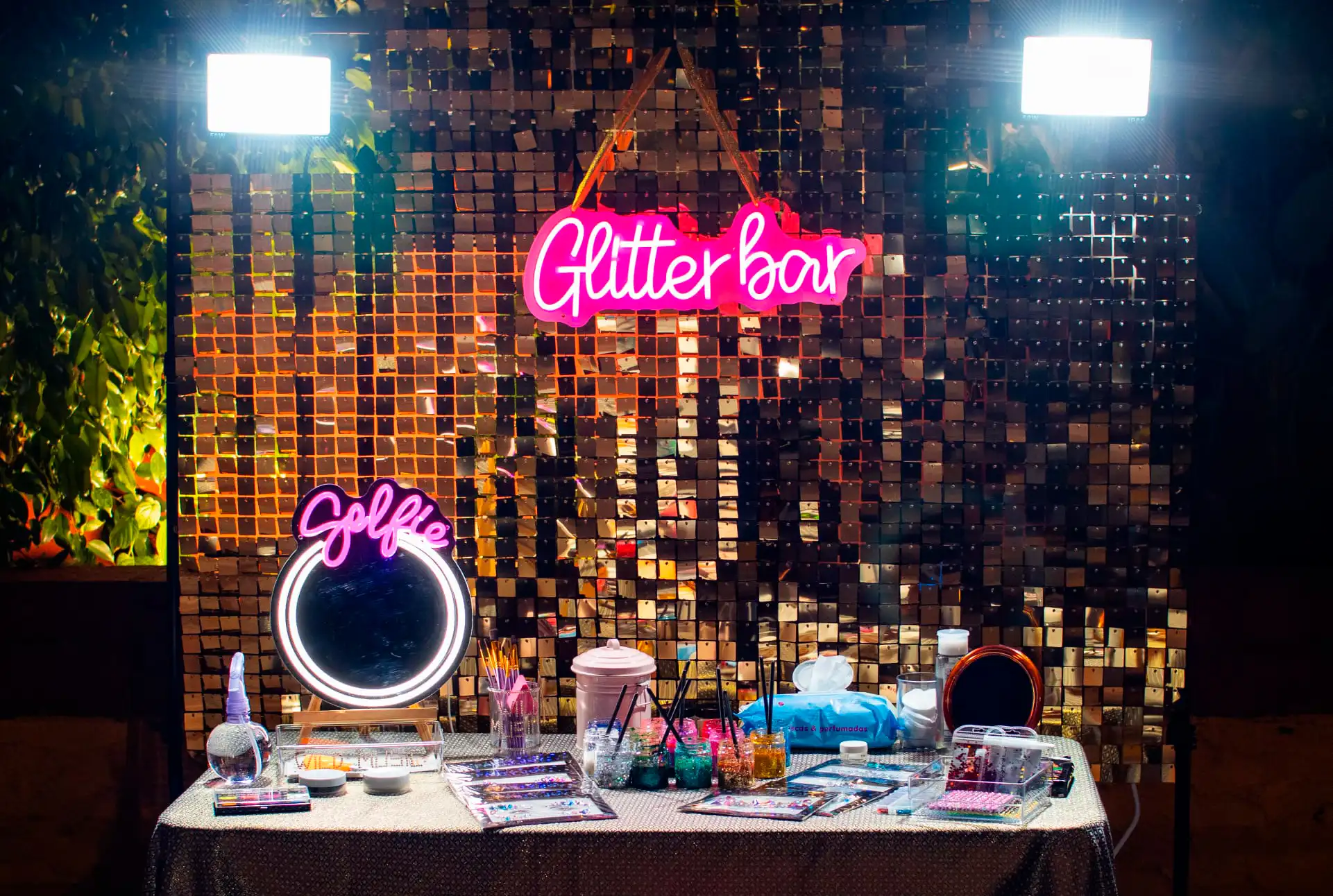 Glitter Bar Wild Music: maquillaje de purpurina y neón para invitados en barra libre