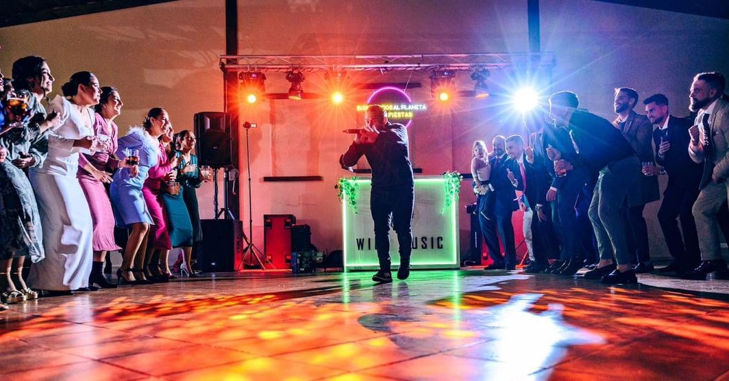 Animador en pista Wild Music interactuando con invitados en la pista de baile