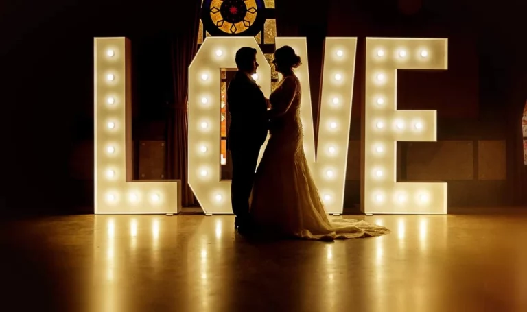 Canciones para entrar al banquete de boda en Sevilla: 40 ideas que van a petar en 2026
