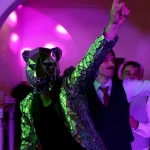 Nuestro DJ y animador luciendo una exclusiva máscara geométrica de espejos, creando un ambiente increíble en Wild Music Sevilla.
