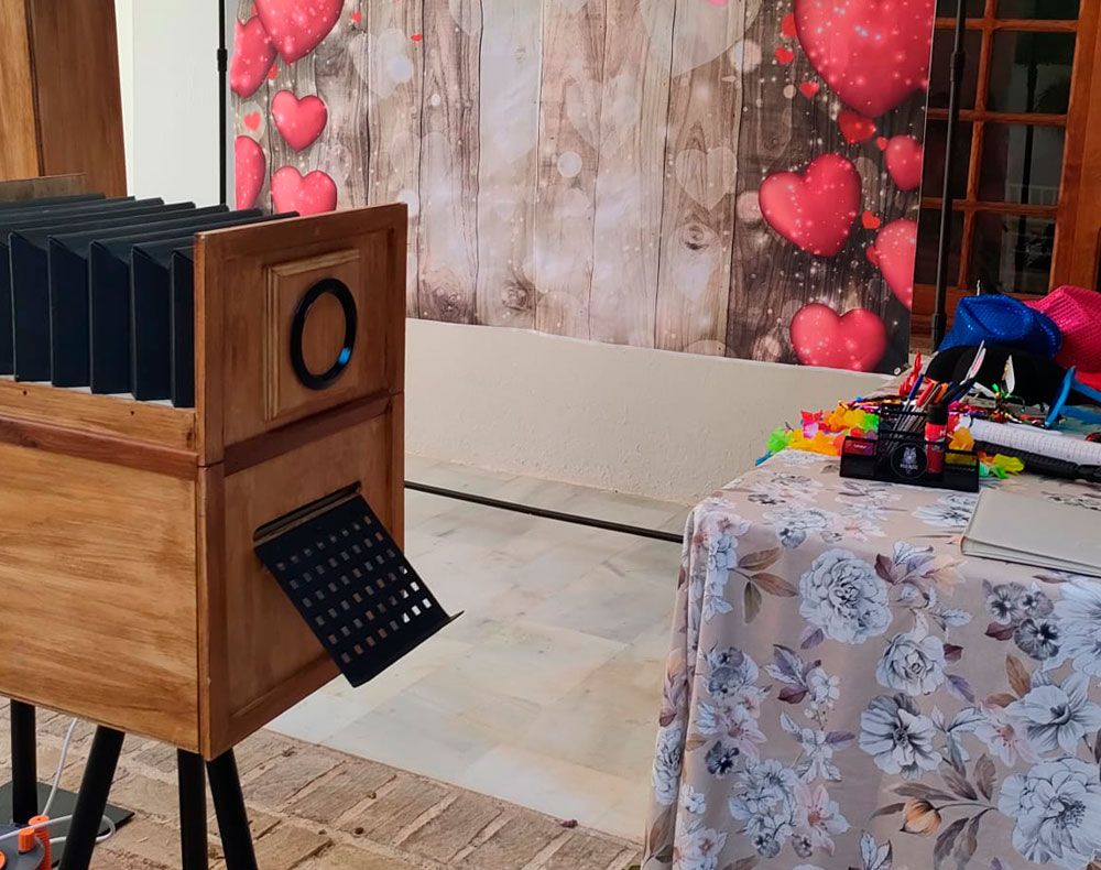 Fotomatón estilo vintage de Wild Music con fondo de castillo y atrezzo para bodas y eventos