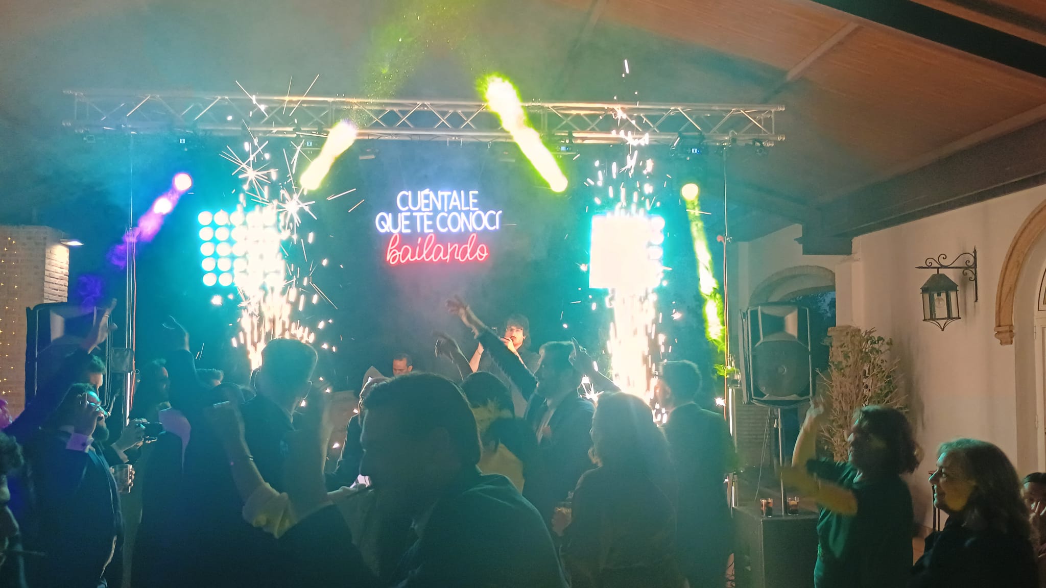 Mesa de Glitter Bar con maquillaje, purpurina y accesorios neón para barra libre en bodas Wild Music