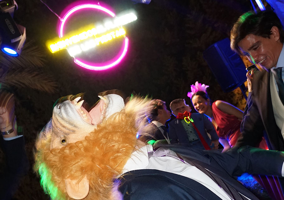 Fiesta Wild Music con invitados y neón decorativo personalizado, animación y diversión en pista