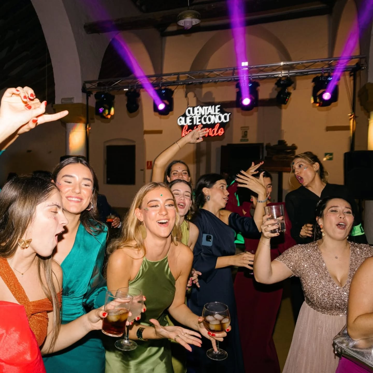 Neones personalizados Wild Music para bodas y eventos, frases míticas y decorativas
