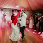 Novios e invitados bailando y disfrutando al máximo en la pista de baile, reflejando las excelentes opiniones de los clientes de Wild Music Sevilla.