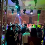 Invitados llenando la pista de baile bajo la espectacular iluminación láser y sonido del DJ Set de Wild Music Sevilla.