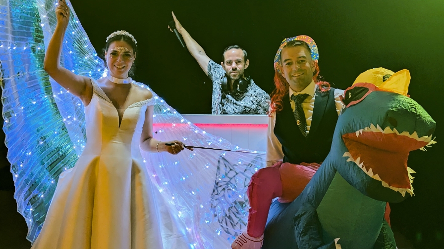 Invitados disfrutando y posando en una boda con animación y efectos de luz Wild Music