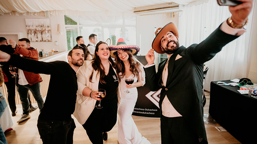Grupo de invitados bailando y celebrando con animadores, en una fiesta Wild Music