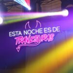 Cartel de neón rosa luminoso con la frase 'Esta noche es de travesuras' decorando el Set Festival de Wild Music Sevilla.