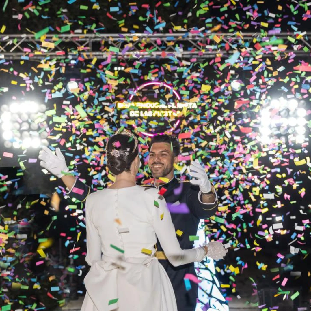 Novios celebrando su baile bajo una lluvia de colores con nuestra pistola de confeti profesional. Servicio de Wild Music Sevilla.