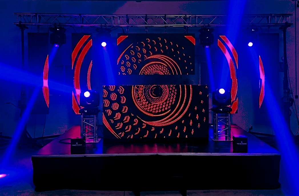 Montaje Set Supreme de Wild Music con estructura semicubo, bola de espejos, iluminación profesional y efectos especiales para bodas y eventos de gran formato.