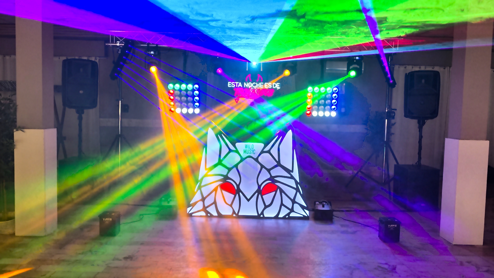 Montaje Set Supreme de Wild Music con estructura semicubo, bola de espejos, iluminación profesional y efectos especiales para bodas y eventos de gran formato.