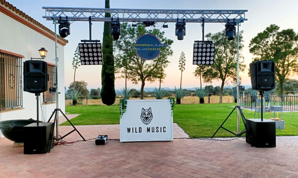 Espectacular montaje del Set Premium de Wild Music Sevilla para eventos al aire libre, con cabina DJ, truss de iluminación y sonido profesional.