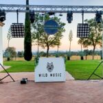 Espectacular montaje del Set Premium de Wild Music Sevilla para eventos al aire libre, con cabina DJ, truss de iluminación y sonido profesional.