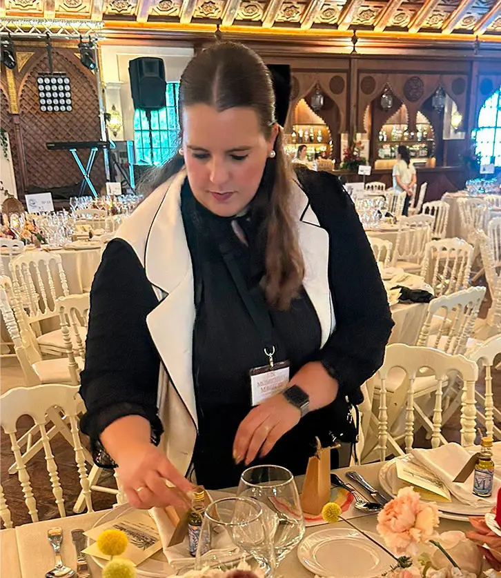 Nuestra wedding planner preparando la decoración de mesas para una boda exclusiva con Wild Music Sevilla.